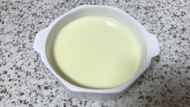 奶香四溢的～牛奶炖蛋,过筛好的蛋液，细腻没有泡沫哦