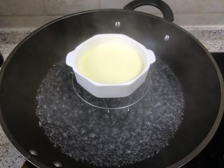 奶香四溢的～牛奶炖蛋,放入过筛好的蛋液