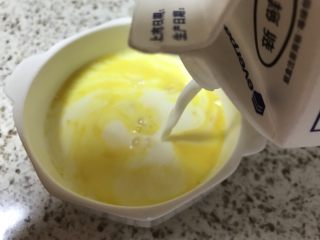 奶香四溢的～牛奶炖蛋,加入牛奶一起拌匀