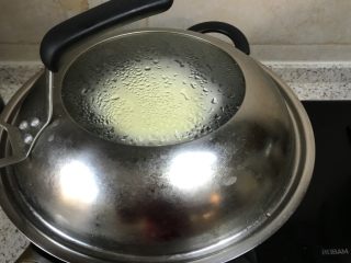 奶香四溢的～牛奶炖蛋,盖上锅盖，蒸八分钟