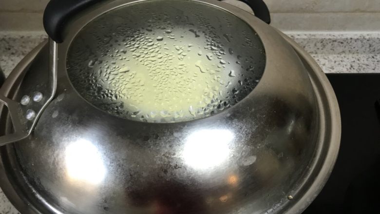 奶香四溢的～牛奶炖蛋,盖上锅盖，蒸八分钟