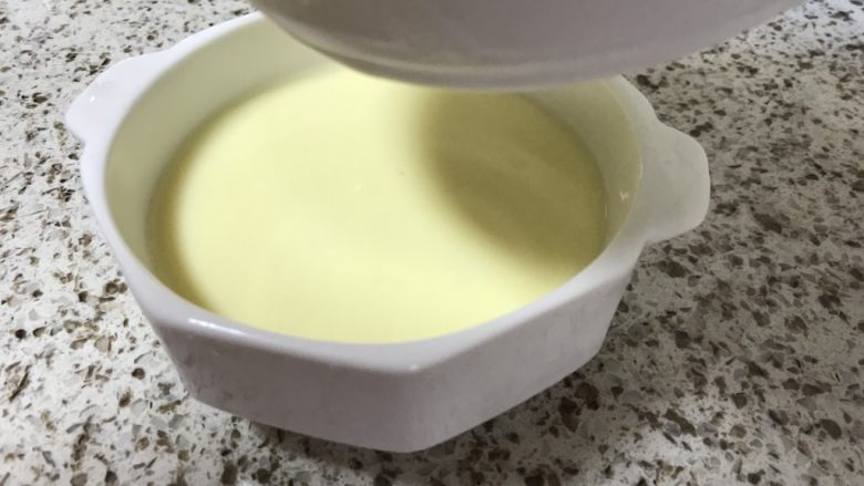 奶香四溢的～牛奶炖蛋,过筛两遍