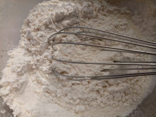 美人鱼蛋糕,筛入低筋面粉Z字形搅拌均匀。 