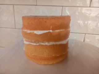 美人鱼蛋糕,把两个4寸蛋糕都切成两片，淡奶油加糖粉打发，每片中间夹上奶油。