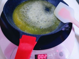 奥利奥雪花酥,待黄油全部融化为液体。