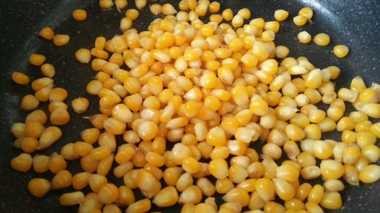 松子玉米烙,先将我们的玉米粒放锅里（我用的是鲜玉米，煮熟的）（也可以直接买来甜玉米控水，直接做）