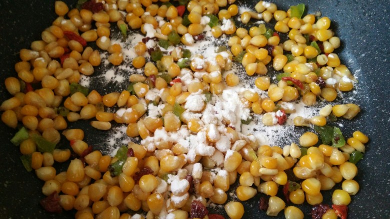 松子玉米烙,白糖融化后是粘糊糊的，所以要加适量的淀粉