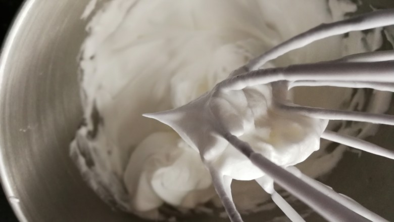 baby脚印蛋糕卷,蛋白分3次加入糖，打至蛋白霜可立起小尖角状态