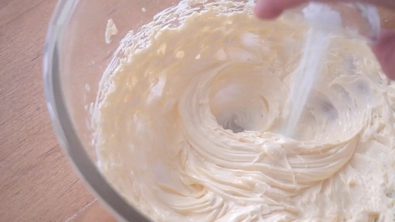 蔓越莓撞色饼干,黄油软化到用手能轻易按下的程度，中高速打发黄油2分钟左右，等黄油颜色发白，体力增大即可