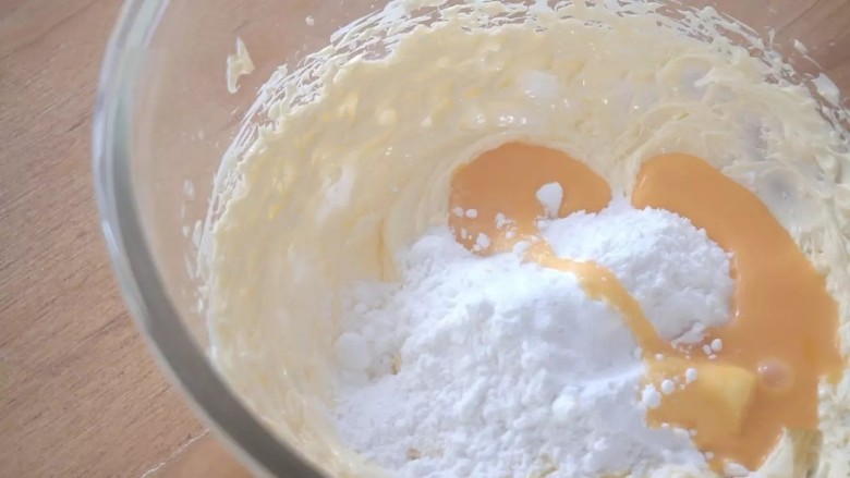 蔓越莓撞色饼干,加入盐、糖粉、1/2蛋液，搅打1分钟左右，让蛋液完全被吸收