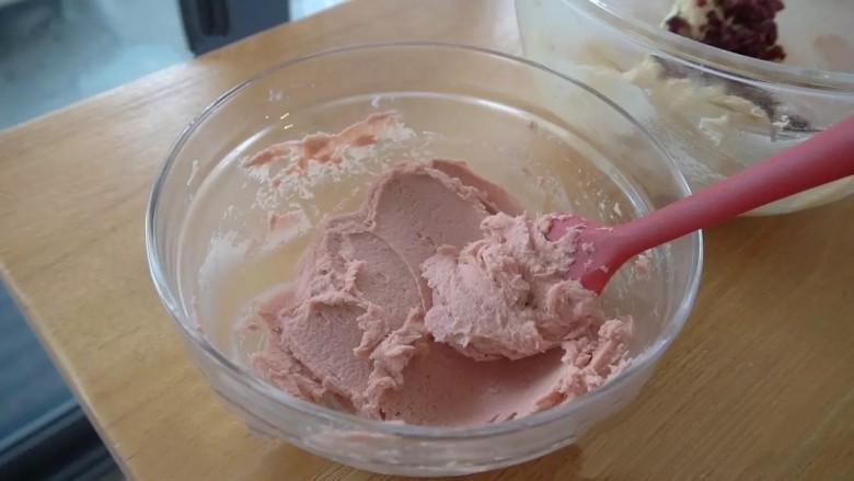 蔓越莓撞色饼干,一份面糊加入红曲粉溶液，翻拌均匀