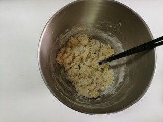 早餐白吐司,用筷子搅拌成棉絮状