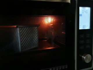 早餐白吐司,放入预热好的烤箱，中层，上火185度，下火180度，烤制40分钟