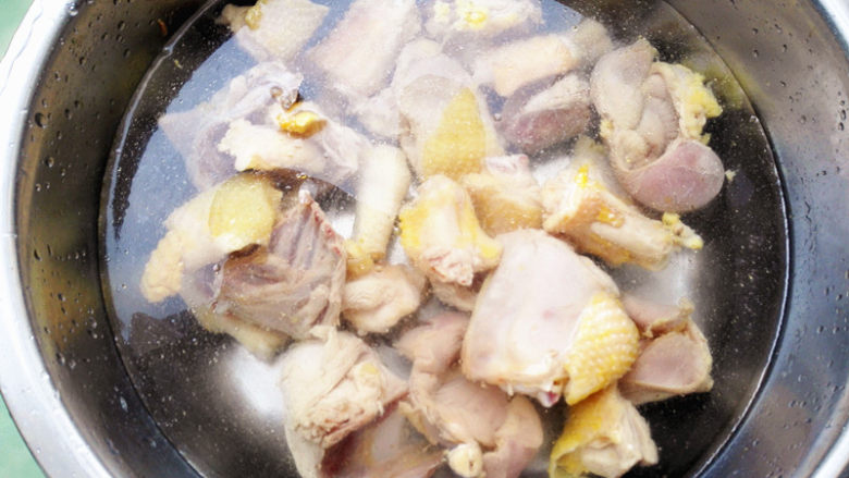 鲜美鸡汤,去鸡腥味和血沫，浇一锅开水，把鸡块放进去，开锅后取出，取出鸡块投入到凉水中，反复几次，目的是把鸡块拔透，腥味去除得更彻底，