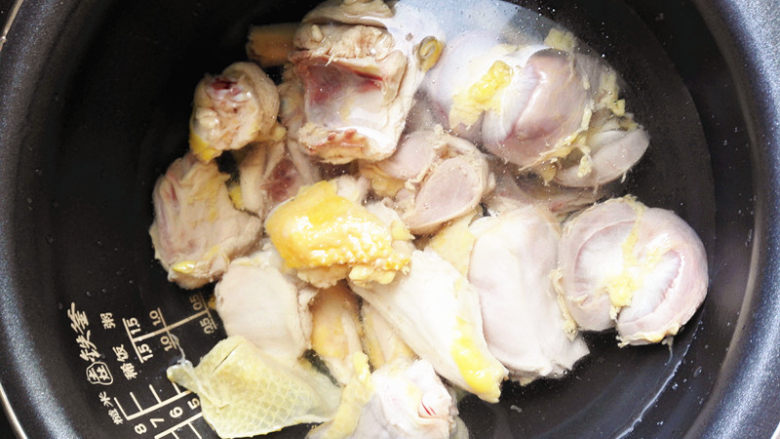 鲜美鸡汤,高压锅打开，放入鸡块，