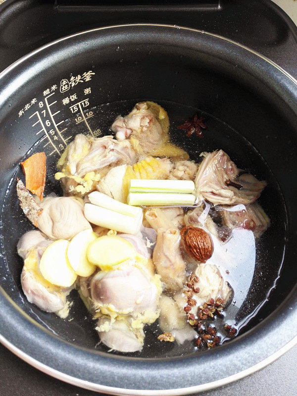 鲜美鸡汤,再加入适量清水，放入各种配料，