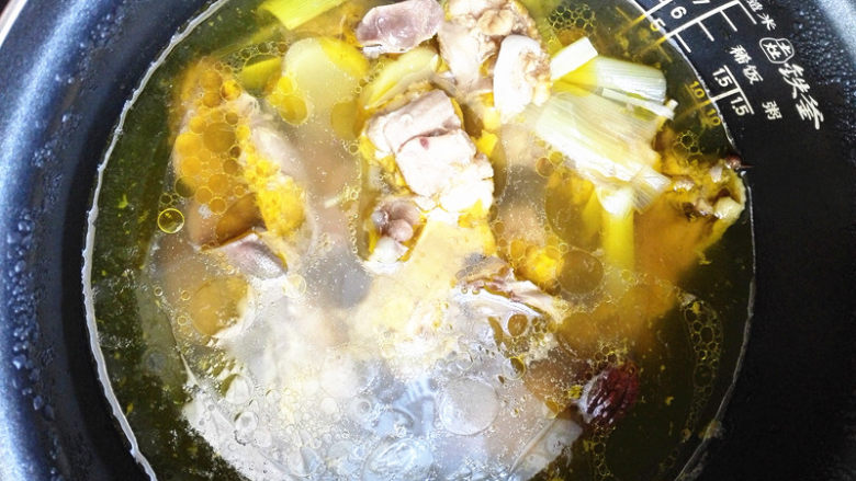 鲜美鸡汤,一锅鲜美的鸡汤就出锅了，很方便吧。

