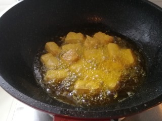炸豆腐泡酱溜火腿韭苔,炸至金黄色微硬就好了