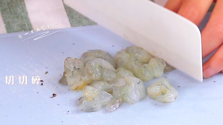 土豆海苔鲜虾米糕,鲜虾去虾线去壳，切切碎。剁成泥也可以。
