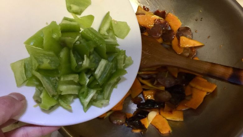 给南瓜桑换种吃法➕南瓜木耳炒香肠,转大火，加入尖椒块，翻炒均匀