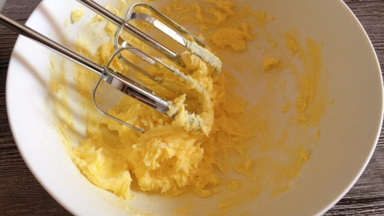 葱香曲奇,先用打蛋头搅，混合均匀，以防打发时喷出。
