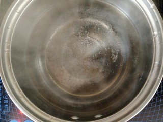 西红柿炖牛肉,锅中水烧开烫一下划好的西红柿，皮轻松脱落。