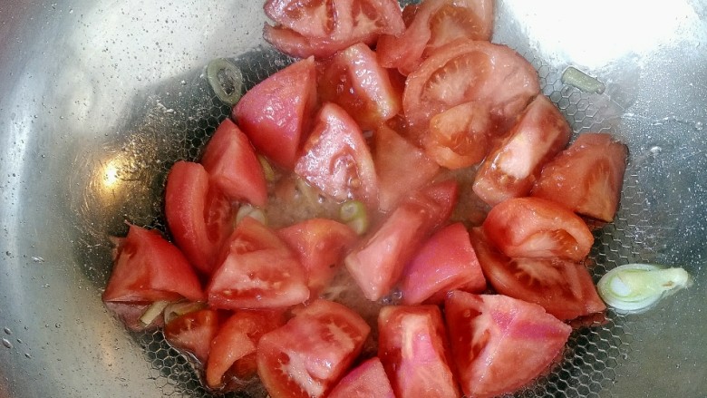 西红柿炖牛肉,下入西红柿翻炒出汁，加水炖制。