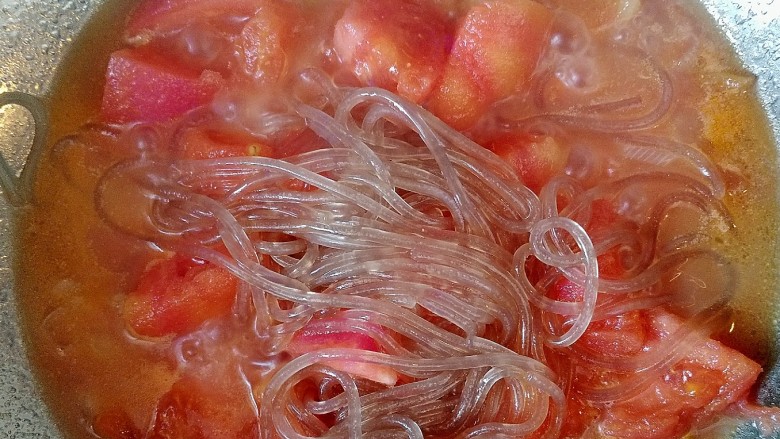 西红柿炖牛肉,锅中放入粉条如果水变少可以多加一点。