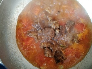 西红柿炖牛肉,加入牛肉因为已经是熟肉顿一会儿就好了。咕嘟咕嘟的声音让人感觉很舒服啊。