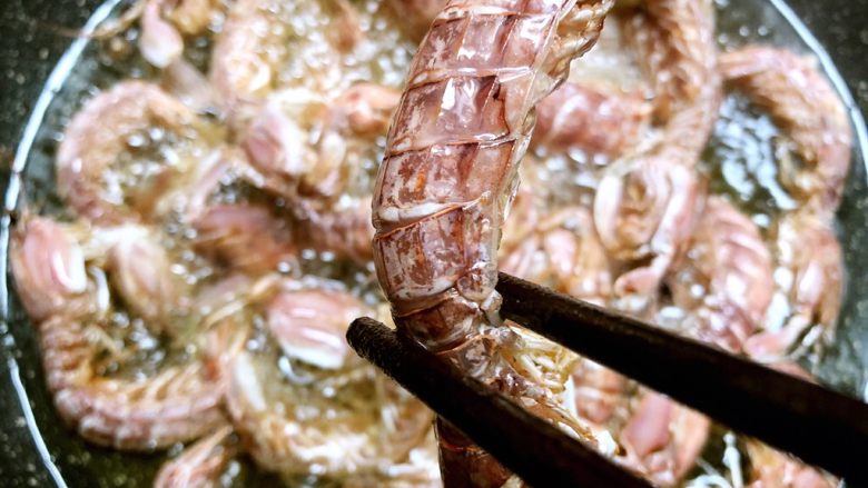 香辣椒盐虾菇,炸到这样就差不多了，虾菇肉和壳之间感觉有空隙就可以了，捞起来控干油待用