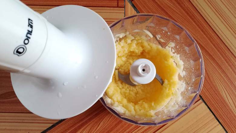 山楂苹果酱,用料理机打十几秒打成比较细小的颗粒