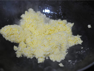 香菇酱黄金蛋炒饭,油锅烧热，将处理好的米饭倒进去，翻炒至蛋黄和米饭凝固，稍微有点水汽