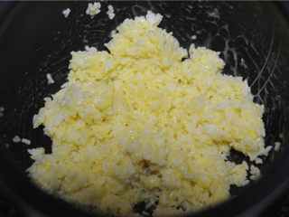香菇酱黄金蛋炒饭,剩米饭打散后加入两个蛋黄，用手抓均匀