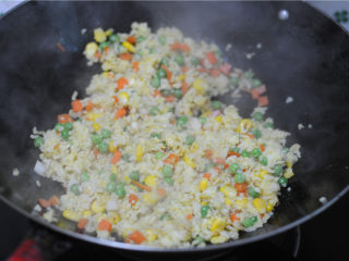 香菇酱黄金蛋炒饭,快速翻炒一分钟至米饭颗粒分明干爽