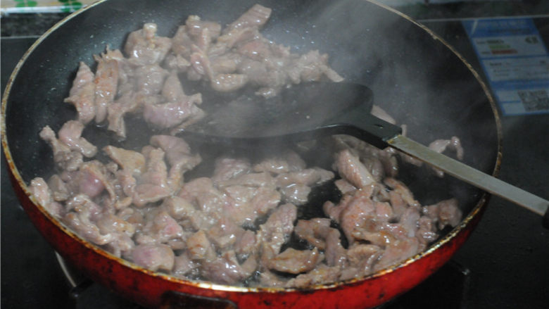 孜然羊肉,锅烧热，倒入油烧至八成热，放入羊肉翻炒，油不能太少