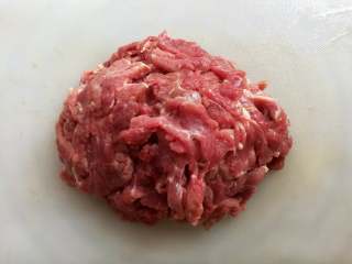 孜然牛肉串,牛肉切成0.3cm厚度的肉片