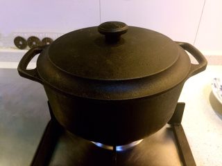 铸铁锅豆腐焖排骨,加盖中火焖烧10分钟。