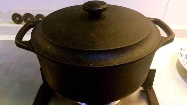 铸铁锅豆腐焖排骨,加盖中火焖烧10分钟。