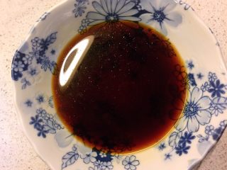 铸铁锅豆腐焖排骨,用一汤匙料酒、一汤匙生抽、半汤匙老抽、半汤匙蚝油、一茶匙糖和半茶匙盐加小半碗清水调成酱汁。