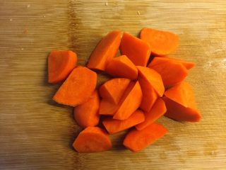 铸铁锅豆腐焖排骨,胡萝卜切块。