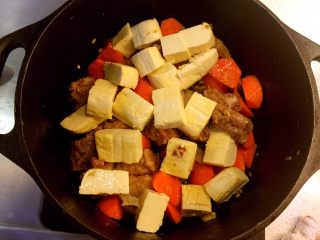 铸铁锅豆腐焖排骨,加入豆腐块。