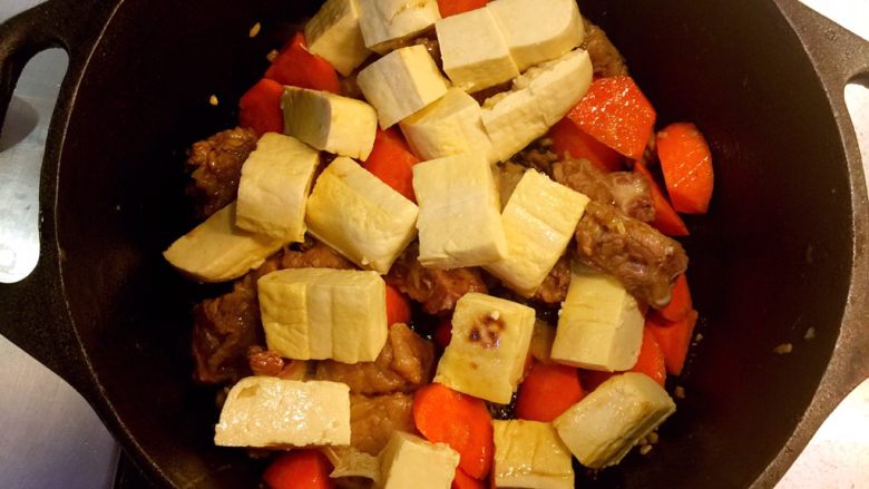 铸铁锅豆腐焖排骨,加入豆腐块。