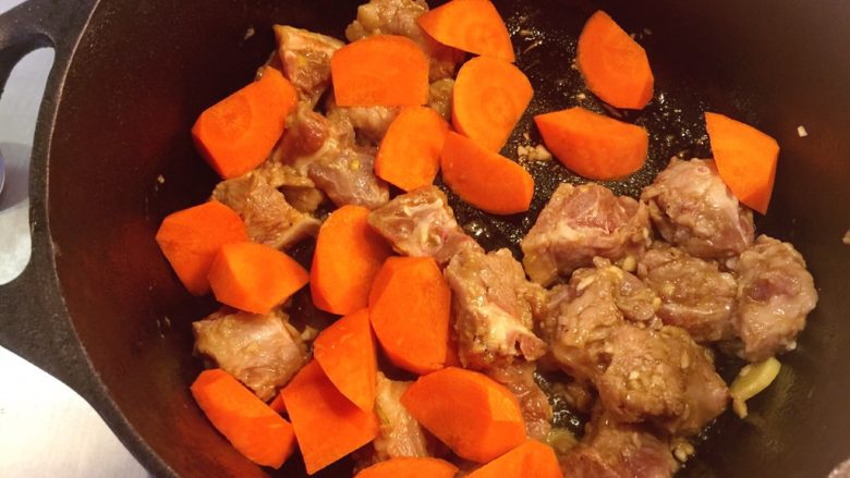 铸铁锅豆腐焖排骨,加胡萝卜翻炒片刻。