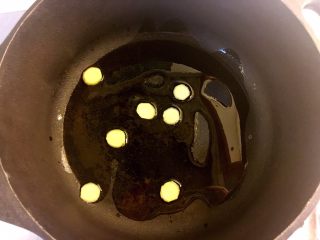 铸铁锅豆腐焖排骨,铸铁锅中下油爆香姜片。