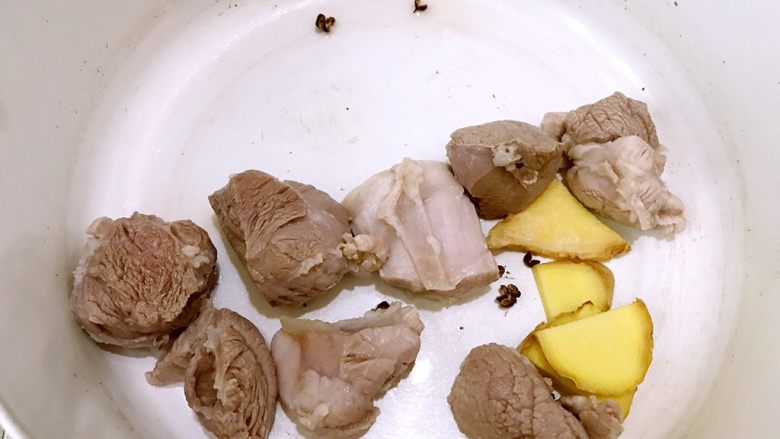 冬瓜薏仁猪展汤,焯好水的猪展肉捞出洗净
重新放入锅里，加入姜片花椒粒
