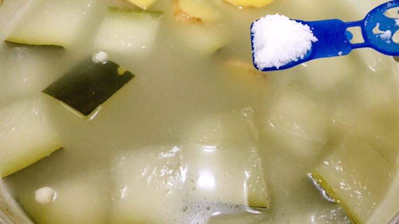 冬瓜薏仁猪展汤,加入适量盐调味即可