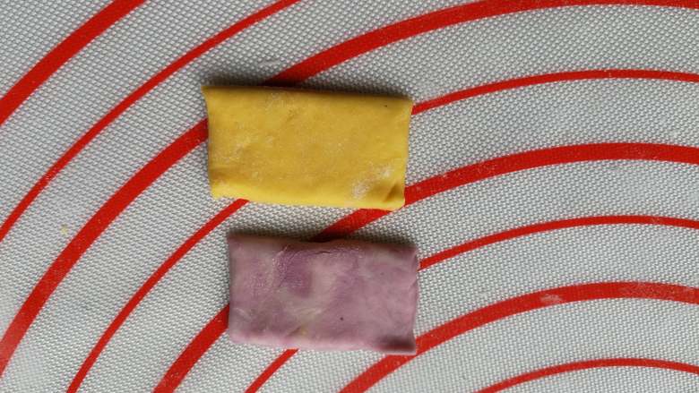 花样馒头—米奇米妮,很少的红曲粉或者紫薯粉揉一点彩色面团做蝴蝶结，黄色我是加了点南瓜粉。擀成薄片，切成小长方形。