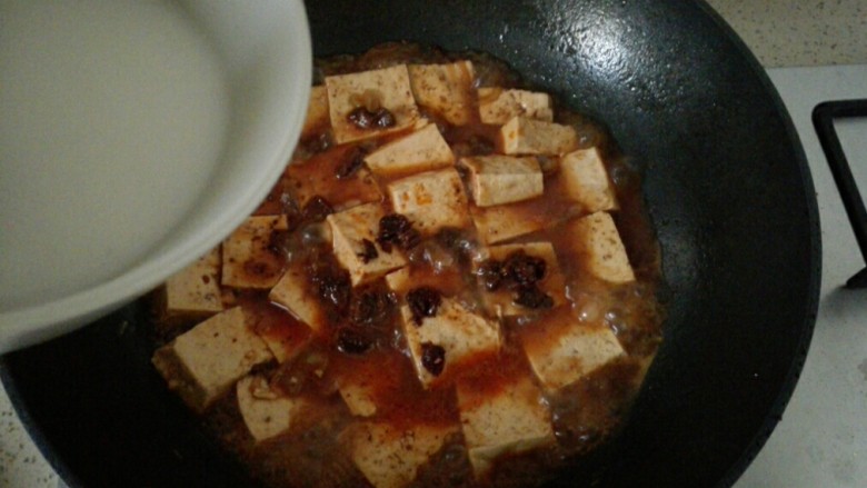 香辣豆腐,最后倒入水淀粉勾芡，出锅撒上葱花即可。