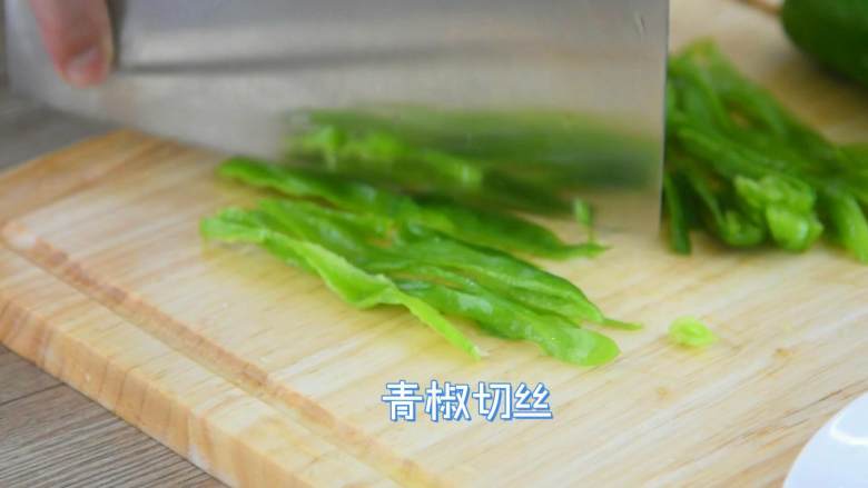 百吃而不腻的经典饭菜——青椒肉丝饭,把青椒切成丝，备用。
