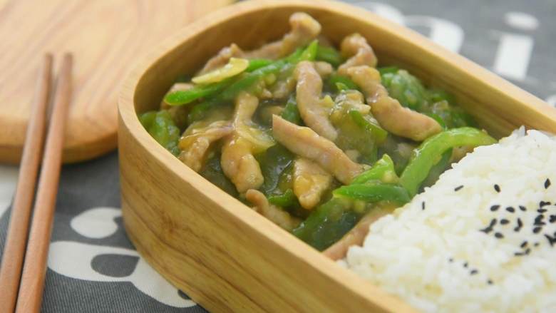百吃而不腻的经典饭菜——青椒肉丝饭,出锅，享受一顿美味的工作餐。